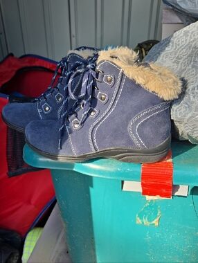 Earth Origins Navy Blue and Tan Faux Fur Winter Boots